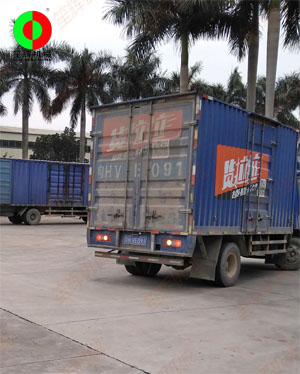 貨物已堆放到停車棚，三臺(tái)貨車扎堆裝車！