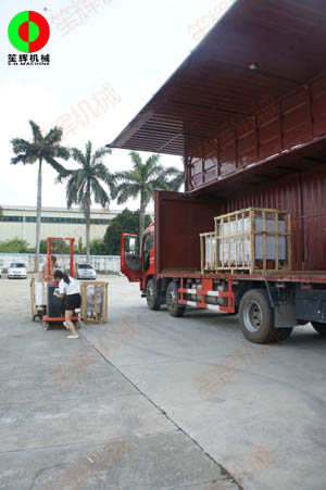 客戶訂購的一批蔬果清洗切割加工機(jī)械裝車出貨！