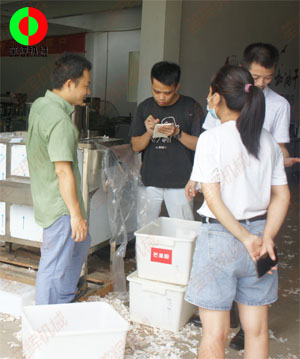 知名企業(yè)客戶考察公司現(xiàn)場(chǎng),并測(cè)試大蒜加工生產(chǎn)設(shè)備！