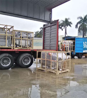 停雨間隙，抓緊時間兩車同時裝車發(fā)貨！