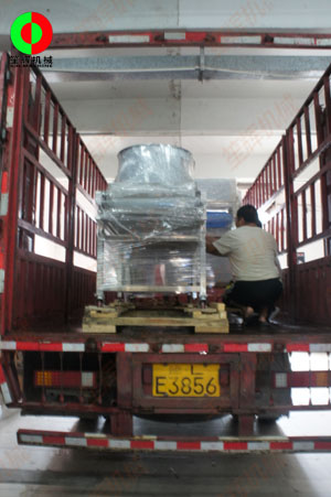大雨影響發(fā)貨，貨車直接開進廠房裝車也必須按期交付客戶！