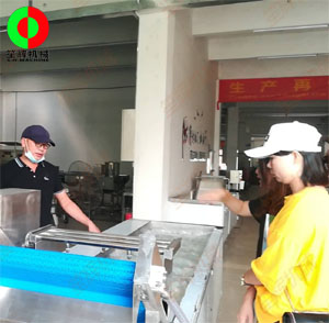 客戶親臨我司考察，測試蔬果切割清洗等設(shè)備！
