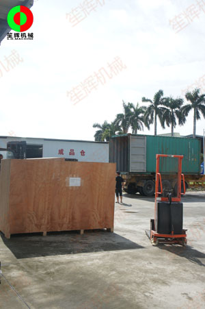 大型洗菜設(shè)備裝柜發(fā)往海外客戶！