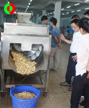 客戶到公司現(xiàn)場考察,并測試果蔬清洗機對花生的清洗效果！