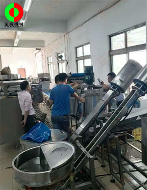 客戶現(xiàn)場測試排骨切丁、清洗、連續(xù)式脫水系統(tǒng)生產線！