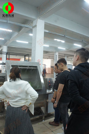 客戶考察我司軟硬件實力，現(xiàn)場測試多功能洗菜機(jī)及渦流洗菜機(jī)等設(shè)備！