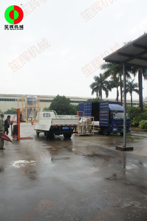 土豆削皮機(jī)等一批蔬果食品加工處理機(jī)械裝車出貨！