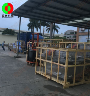 兩批客戶訂購(gòu)的兩批蔬果加工設(shè)備同時(shí)裝車(chē)發(fā)貨！