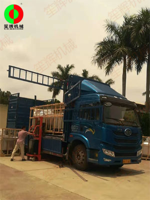 客戶訂購的多臺氣泡洗菜機(jī)裝車發(fā)貨，按期交付！