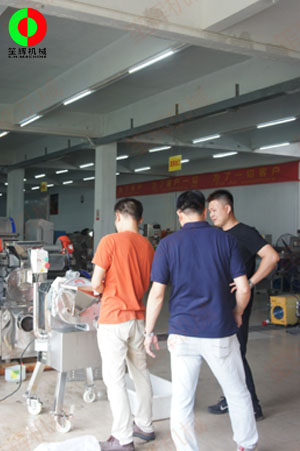 瓜果三維切丁機測試效果滿意，客戶付款購買隨車運走！