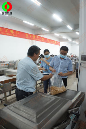 東莞客戶一行考察我司生產(chǎn)工廠，測(cè)試購(gòu)買真空包裝機(jī)！